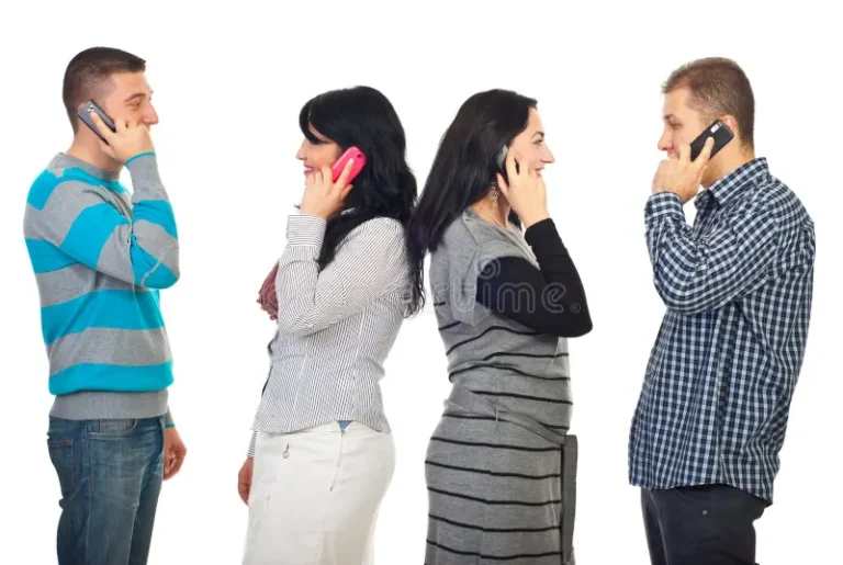 coppie-che-comunicano-dai-mobiles-del-telefono-16904287