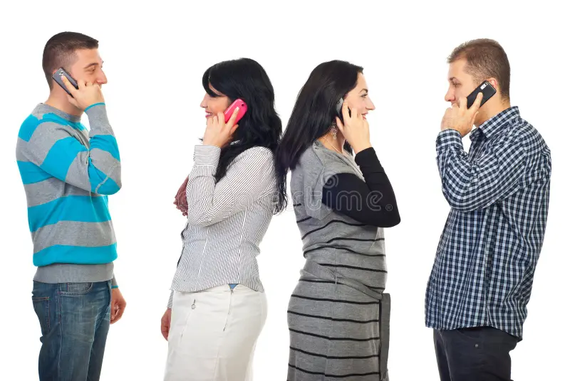 coppie-che-comunicano-dai-mobiles-del-telefono-16904287